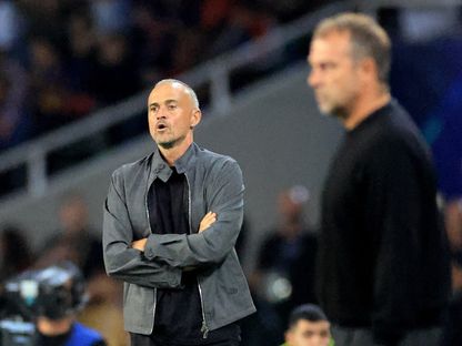 لويس إنريكي مدرب باريس سان جيرمان وهانزي فليك مدرب برشلونة خلال مواجهة الفريقين بدوري أبطال أوروبا - 1 أكتوبر 2025 - Reuters