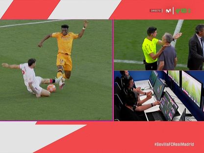 لقطة طرد إيساك روميرو لاعب إشبيلية بعد تدخل قوي ضد أوريليان تشواميني لاعب ريال مدريد - 18 مايو 2025 - x@marca
