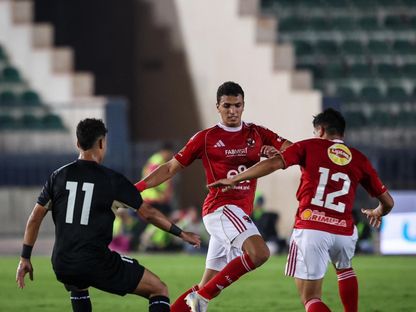 لاعبا الأهلي محمد شكري وياسين مرعي في صراع على الكرة مع أحد لاعبي بتروجيت في الدوري المصري - 29 أكتوبر 2025 - fb/Al Ahly