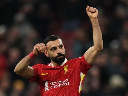 محمد صلاح مهاجم ليفربول يحيي الجماهير بعد الفوز على نيوكاسل - 26 فبراير 2025 - REUTERS