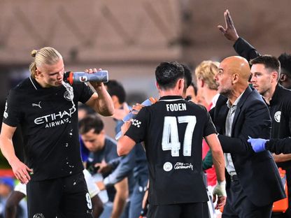 غوارديولا يوجه هالاند ولاعبيه في مباراة موناكو ومانشستر سيتي بدوري أبطال أوروبا - 1 أكتوبر 2025 - Reuters