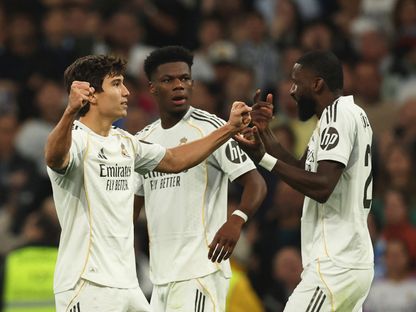 غونزالو غارسيا يحتفل مع أوريليان تشواميني وأنطونيو روديغر بتسجيله هدفاً لريال مدريد في مرمى ريال بيتيس بالدوري الإسباني - 4 يناير 2026 - REUTERS