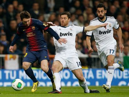 تشابي ألونسو وألفارو أربيلو ثنائي ريال مدريد في مطاردة ليونيل ميسي نجم برشلونة - 30 يناير 2013 - Reuters