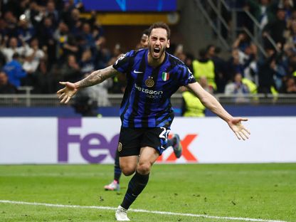 هاكان تشالهان أوغلو بعد تسجيله هدفاً لإنتر ميلان في مرمى برشلونة بدوري أبطال أوروبا - 6 مايو 2025 - Reuters