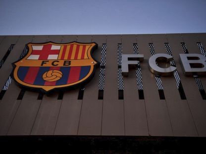 شعار نادي برشلونة على ملعب "كامب نو" - 5 أغسطس 2021 - AFP
