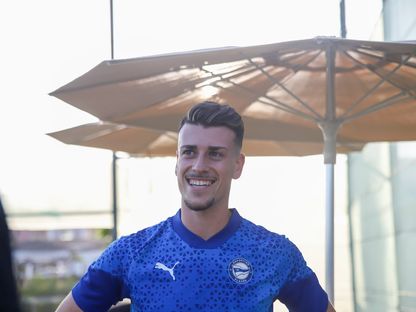 أنطونيو بلانكو بقميص نادي ديبورتيفو ألافيس بعد التوقيع مع النادي حتى 2027 - 25 يوليو 2023 - Twitter/Alaves