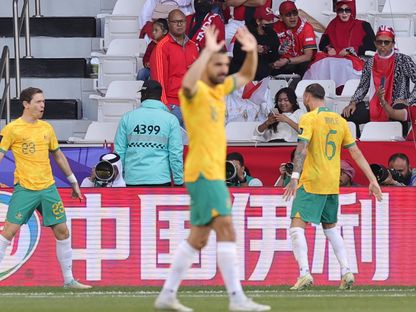 كريغ غودوين (يسار) بعد تسجيله هدفاً لأستراليا في مرمى إندونيسيا بكأس آسيا - 28 يناير 2024 - AFP