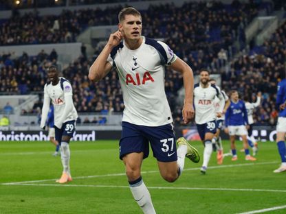 ميكي فان دي فين بعد تسجيله هدفاً لتوتنهام في مرمى إيفرتون - 26 أكتوبر 2025 - Reuters