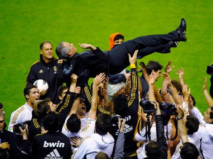 احتفال لاعبي ريال مدريد مع المدرب جوزيه مورينيو بالفوز بلقب الدوري الإسباني في بلباو - 2 مايو 2012 - Reuters