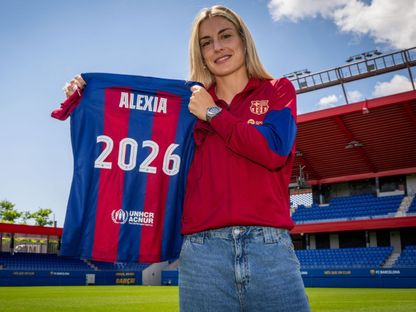 أليكسيا بوتياس تحمل قميص برشلونة في جلسة تصويرية بعد تمديد عقدها مع الفريق حتى عام 2026- 21 مايو 2024 - https://www.fcbarcelona.fr/