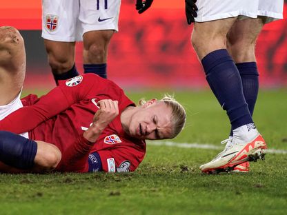 إيرلينغ هالاند يتألم بعد إصابته خلال مباراة النرويج وجزر فارو في تصفيات يورو 2024 - reuters