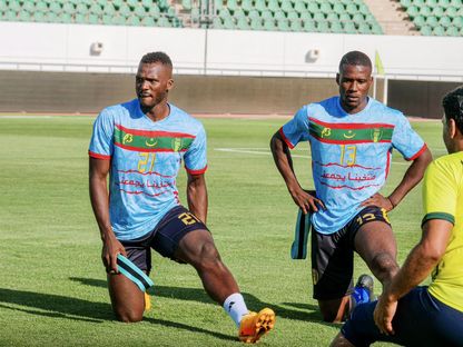 لاعبو منتخب موريتانيا خلال الإحماء قبل مواجهة السودان في تصفيات أمم إفريقيا - 20 يونيو 2023 - https://www.facebook.com/ffrim