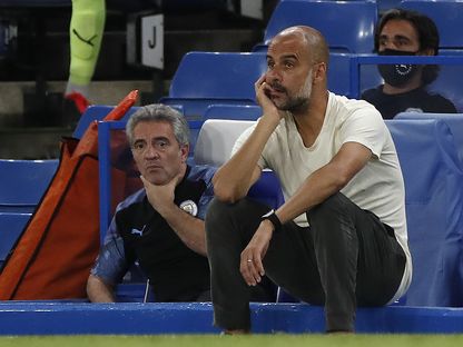 مدرب مانشستر سيتي بيب جوارديولا خلال مباراة الدوري الإنجليزي لكرة القدم بين تشيلسي ومانشستر سيتي في ستامفورد بريدج في لندن - AFP