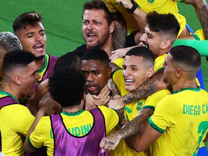 لاعبو المنتخب البرازيلي يحتفلون بهدف مالكوم في مرمى إسبانيا - REUTERS