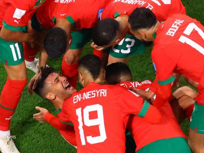 لاعبون مغاربة يحتفلون بعد تسجيلهم هدفاً في مرمى كرواتيا بالمباراة على المركز الثالث - 17 ديسمبر 2022 - Reuters 