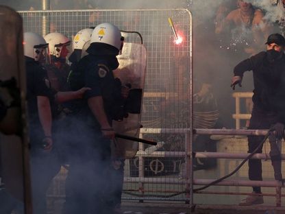 أعمال شغب بين جماهير باوك وباناثنيكوس في نهائي كأس اليونان - 22 مايو 2022  - Reuters
