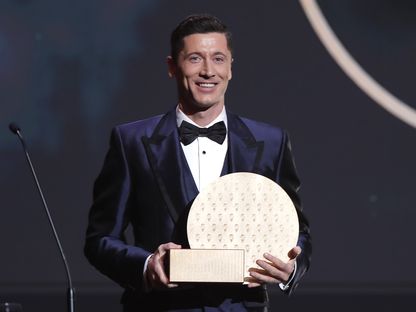 روبرت ليفاندوفسكي يحمل جائزة أفضل هداف في عام 2021 التي تقدمها مجلة فرانس فوتبول - REUTERS