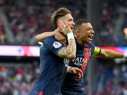 سيرخيو راموس لاعب باريس سان جيرمان السابق يحتفل مع زميله كيليان مبابي بهدفه أمام كليرمون فوت - 3 يونيو 2023 - AFP