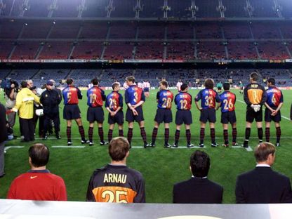 لاعبو برشلونة لدى رفضهم مواجهة أتلتيكو مدريد في نصف نهائي كأس ملك إسبانيا - 24 أبريل 2000 - X/@educasado