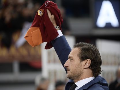 مهاجم روما السابق فرانشيسكو توتي يلوح للجماهير بقميص نادي روما - AFP