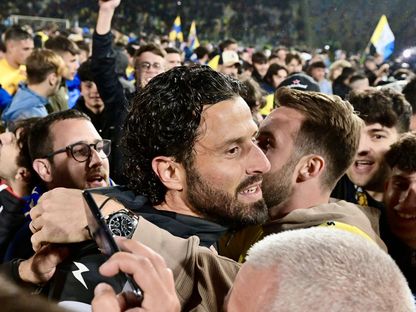 فابيو غروسو يحتفل مع فريقه فروزينوني بعد الصعود إلى دوري الدرجة الأولى الإيطالي - 1 أبريل 2023  - twitter/@Frosinone1928 