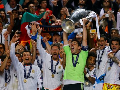 حارس ريال مدريد إيكر كاسياس يرفع كأس دوري أبطال أوربا بعد الفوز على أتلتيكو مدريد - 14 مايو 2014 - REUTERS