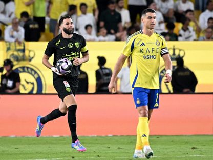 احتفال كريم بنزيما نجم الاتحاد بتسجيل هدف أمام النصر في الدوري السعودي - 7 مايو 2025 - Reuters