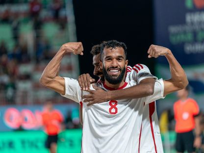 لاعبو منتخب الإمارات يحتفلون بالتسجيل في مرمى الولايات المتحدة بكأس العالم لكرة القدم الشاطئية - 17 فبراير 2024 - X/@UAEFNT