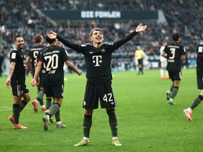 لينارت كارل لاعب بايرن ميونيخ يحتفل بهدفه في مرمى بوروسيا مونشنغلادباخ في الدوري الألماني - 25 أكتوبر 2025 - Reuters
