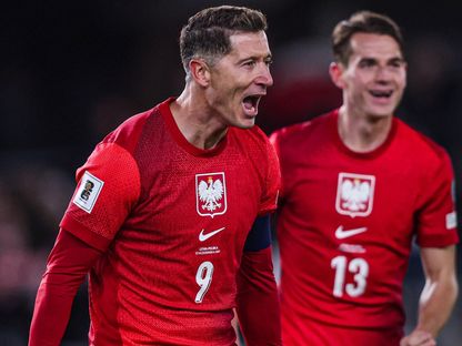 روبرت ليفاندوفسكي مهاجم بولندا يحتفل بهدفه في مرمى ليتوانيا في تصفيات كأس العالم 2026 - 12 أكتوبر 2025 - X/@LaczyNasPilka