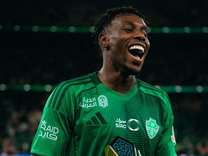 زكرياء هوساوي لاعب الأهلي يحتفل بجائزة أفضل لاعب في مباراة التعاون بالدوري السعودي - 14 يناير 2026 - X/@ALAHLI_FC