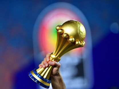 أحد لاعبي المنتخب الجزائري يرفع كأس أمم إفريقيا 2019 - AFP