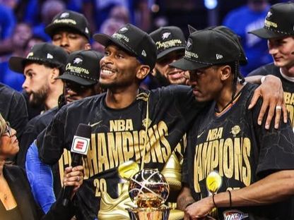 لاعبو أوكلاهوما سيتي ثاندر يحتفلون عقب التتويج بدوري كرة السلة الأميركي للمحترفين - facebook/nba