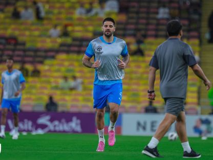 ألكسندر ميتروفيتش مهاجم الهلال يقوم بعملية الإحماء قبل مواجهة الاتحاد في دوري أبطال آسيا - 12 مارس 2024 - X/@Alhilal_FC