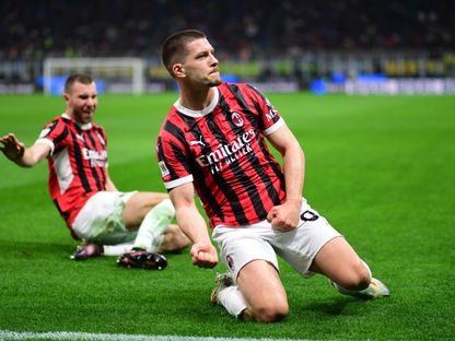الصربي لوكا يوفيتش لاعب ميلان يحتفل بهدفه في شباك إنتر ميلان بنصف نهائي كأس إيطاليا - 23 أبريل 2025 - Reuters