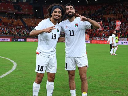 احتفال عدي الدباغ وآدم كايد بفوز فلسطين التاريخي على الصين - 2 أكتوبر 2026 - FB/@الاتحاد الفلسطيني لكرة القدم