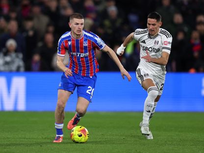 آدم وارتون لاعب كريستال بالاس يركض بالكرة خلال مواجهة فولهام بالدوري الإنجليزي - 1 يناير 2026 - REUTERS