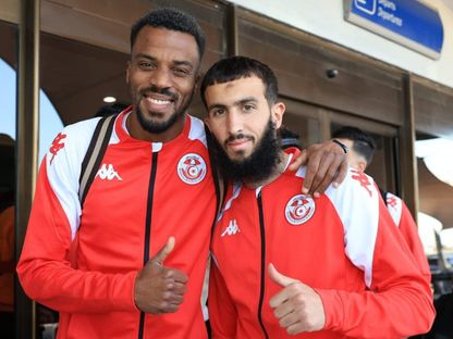 فيصل المناعي (يمين الصورة) وبشير بن سعيد (يسار الصورة) ثنائي المنتخب التونسي أثناء وصولها لمصر - 18 مارس 2024 - Facebook/@Fédération Tunisienne de Football