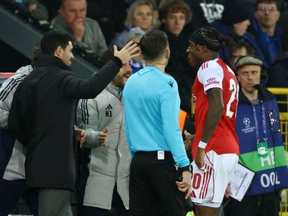 نوني مادويكي يحتفل بعد تسجيله الهدف الأول لأرسنال في شباك كلوب بروج البلجيكي في دوري أبطال أوروبا - 10 ديسمبر 2025 - REUTERS