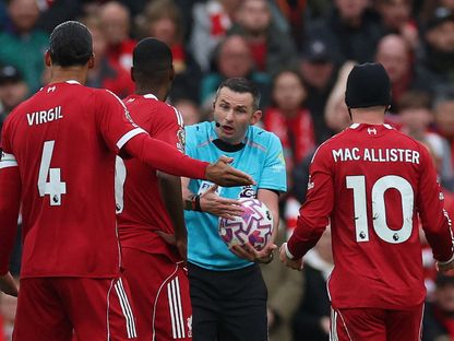 لاعبو ليفربول يتحدثون إلى الحكم مايكل أوليفر خلال مواجهة مانشستر يونايتد - 19 أكتوبر 2025 - Reuters