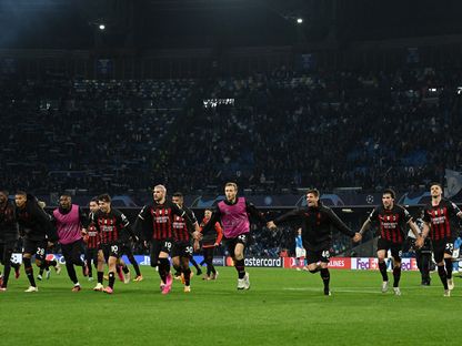 لاعبو ميلان الإيطالي يركضون لتحية الجماهير عقب الفوز على نابولي والتأهل لنصف نهائي دوري الأبطال - 18 إبريل 2023 - REUTERS
