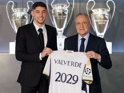 فيديريكو فالفيري لاعب ريال مدريد إلى جوار رئيس النادي فلورنتينو بيريز - 9 نوفمبر 2023 - realmadrid.com