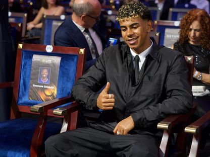 لامين يامال نجم برشلونة أثناء حضور حفل "غلوب سوكر" في دبي - 28 ديسمبر 2025 - x@Globe_Soccer