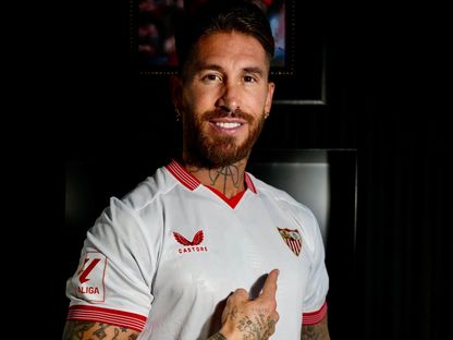 سيرخيو راموس يشير إلى شعار إشبيلية بعد عودته إلى النادي - 4 سبتمبر 2023 - X/@SevillaFC