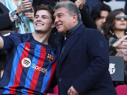 جوان لابورتا في صورة سيلفي مع مشجع لبرشلونة خلال مباراة ضد فالنسيا - 5 مارس 2023 - NurPhoto via AFP