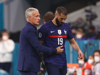 مدرب منتخب فرنسا ديدييه ديشان مع كريم بنزيما بعد استبداله خلال مباراة ضد ألمانيا في "يورو 2020" - 15 يونيو 2021 - Pool via REUTERS