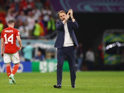 مدرب إنجلترا جاريث ساوثجيت يحتفل بالتأهل لثمن نهائي المونديال بعد الفوز على ويلز - 29 نوفمبر 2022 - REUTERS