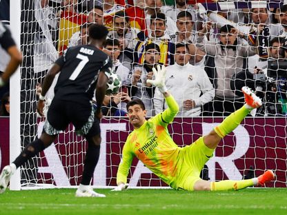 حارس ريال مدريد تيبو كورتوا لحظة تصديه لركلة جزاء لاعب أرسنال بوكايو ساكا في دوري أبطال أوروبا - 16 أبريل 2025 - REUTERS