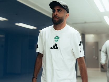 رياض محرز يصل ملعب الإنماء قبل مباراة الأهلي والخلود بالدوري السعودي - 16 مايو 2026 - X/ALAHLI_FC