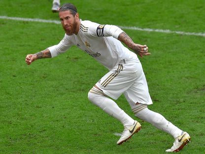 مدافع ريال مدريد الإسباني سيرجيو راموس يحتفل بعد تسجيله هدفاً خلال مباراة الدوري الإسباني لكرة القدم بين نادي بيلباو الرياضي وريال مدريد في ملعب سان ماميس في بلباو في 5 - AFP